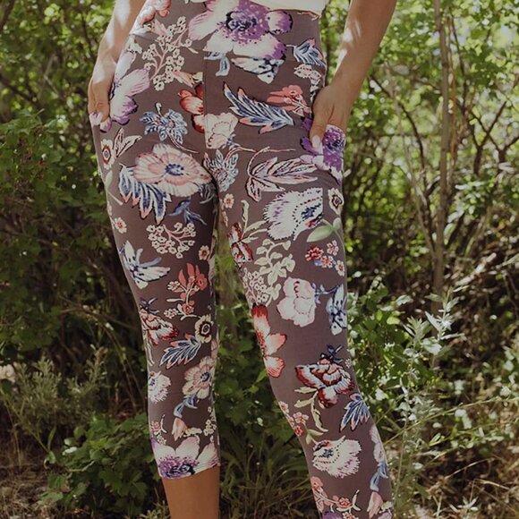 NWT - Simple Addiction Exclusive Flourish Blooms Capri Pocket Leggings -Size S/M - Picture 1 of 4